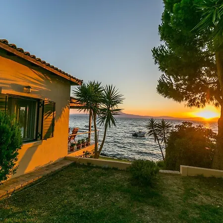 Messinian Seaside Villa Avía