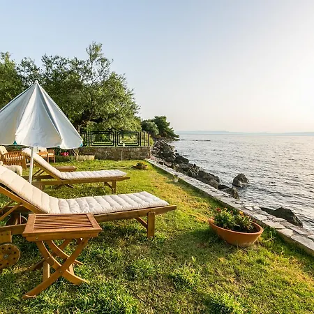 Messinian Seaside Avía
